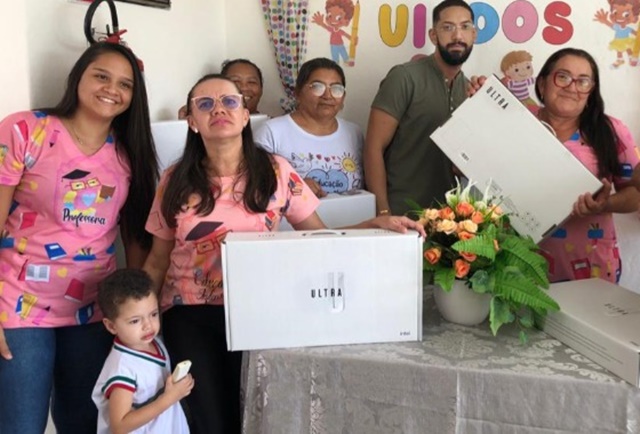 Prefeitura de Cacimba de Areia distribui Notebooks para professores da rede municipal