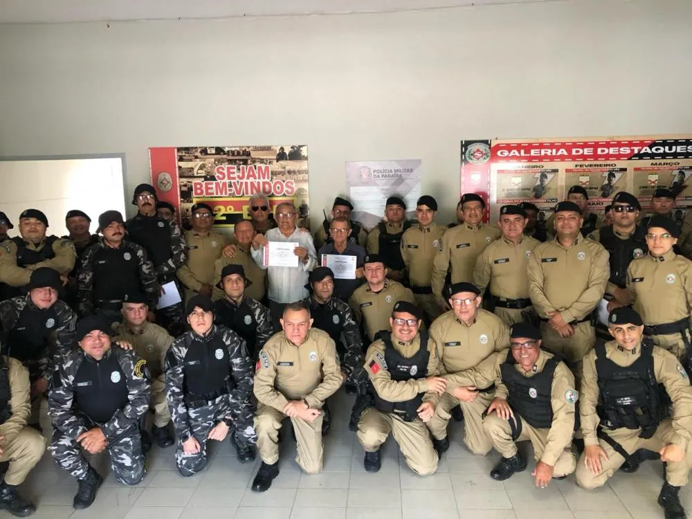 Comandante do 12º Batalhão homenageia policiais militares promovidos e reformados