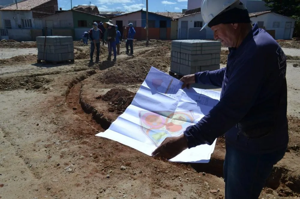 SEINFRA realiza obra de construção de praça e serviços de melhorias em bairros de Patos