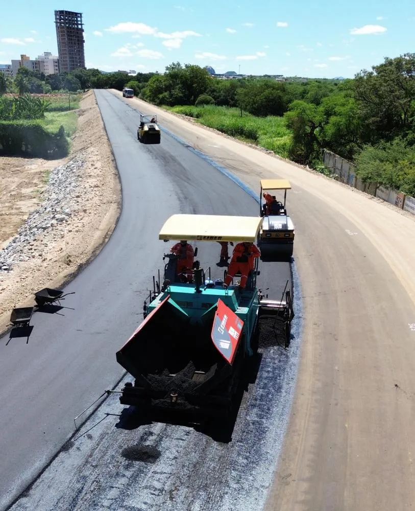 Obra da Avenida Lagoa dos Patos entra em nova fase com início da pavimentação asfáltica em Patos