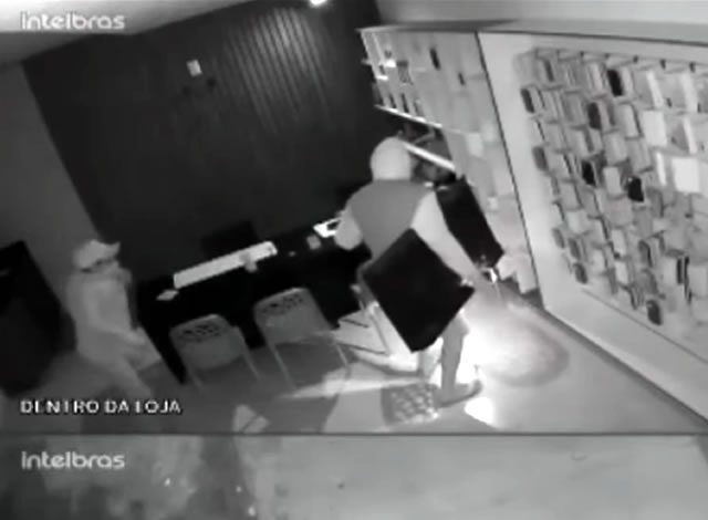 Homens encapuzados arrobam loja e furtam eletrônicos, no alto sertão da PB
