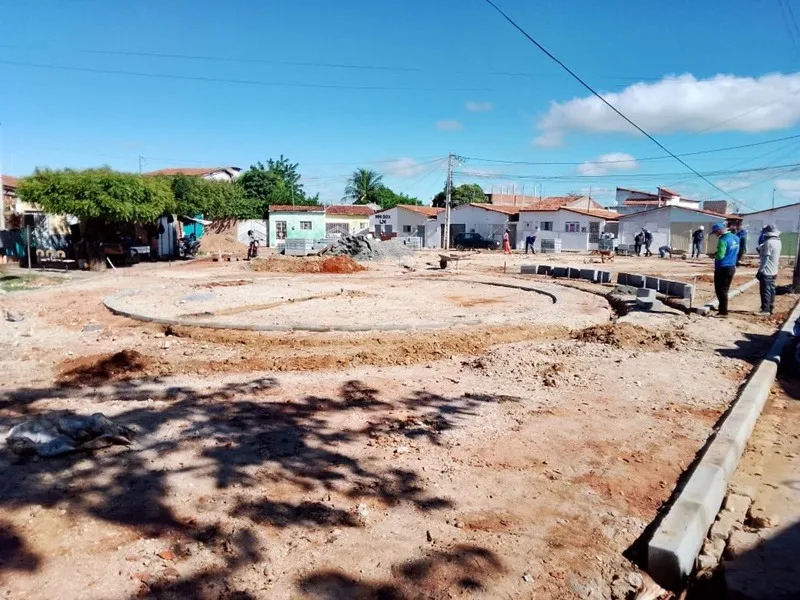Infraestrutura e Serviços Públicos realizam manutenção em ruas e avançam na obra de construção de praça em Patos