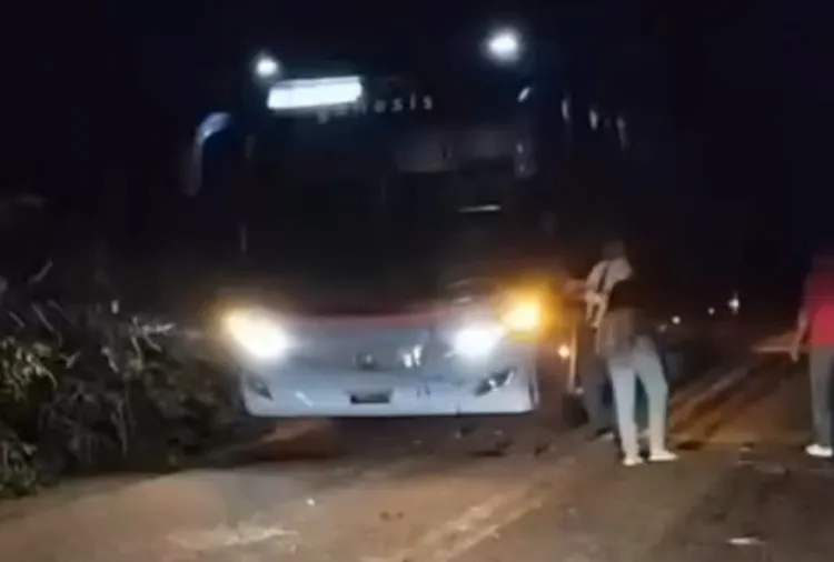 Ônibus da Guanabara colide com carro parado na pista e o arremessa em açude na estrada que liga Bonito de Santa Fé a Monte Horebe