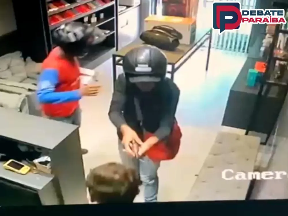 Criminosos armados rendem pessoas e praticam roubo em loja de importados, no sertão da PB
