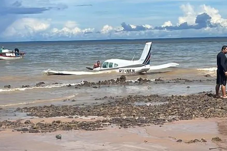 Veja vídeo: Avião de pequeno porte faz pouso forçado em praia de São Luís