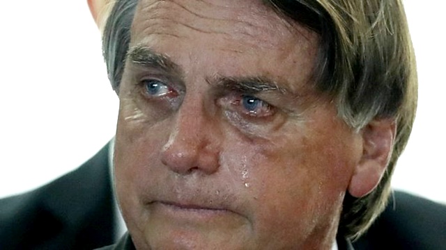 Bolsonaro chora e diz que operação da PF em casa foi para “esculachar”