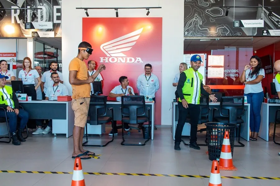 STTRANS e Maravilha Motos promovem ação educativa com uso de óculos simulador de embriaguez