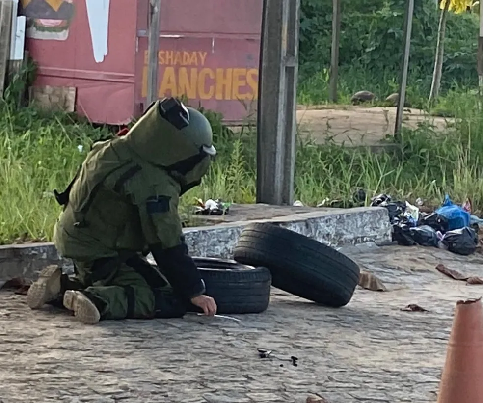 Esquadrão antibombas detona artefatos explosivos às margens da BR-230, na PB