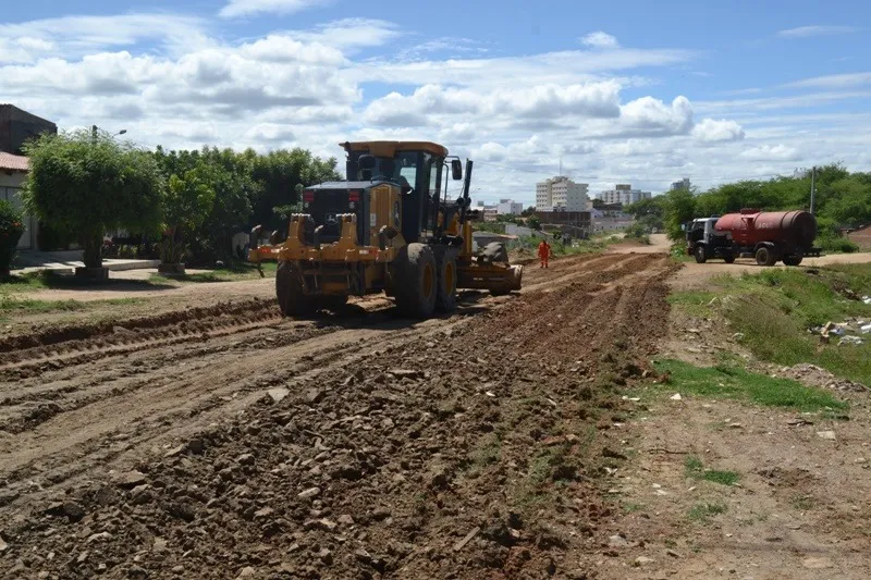 Prefeitura de Patos realiza terraplanagem para pavimentação asfáltica na Rua Francisco Alves Queirós