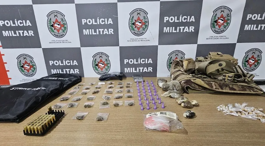 Homem vestido com traje militar é preso por tráfico de drogas, na Paraíba