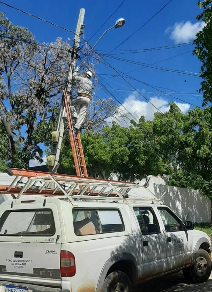 Setor de Iluminação Pública da SEINFRA realiza manutenção diária nas ruas e bairros de Patos