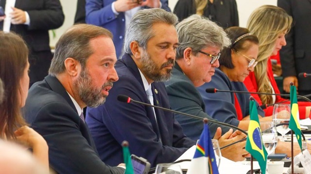 Ministro anuncia R$ 56 bilhões para plano de investimentos em transmissão de energia durante reunião com governadores do Nordeste