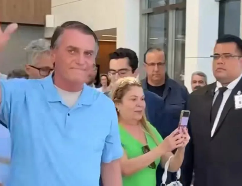Vídeo: Bolsonaro recebe alta após três semanas e deixa hospital andando