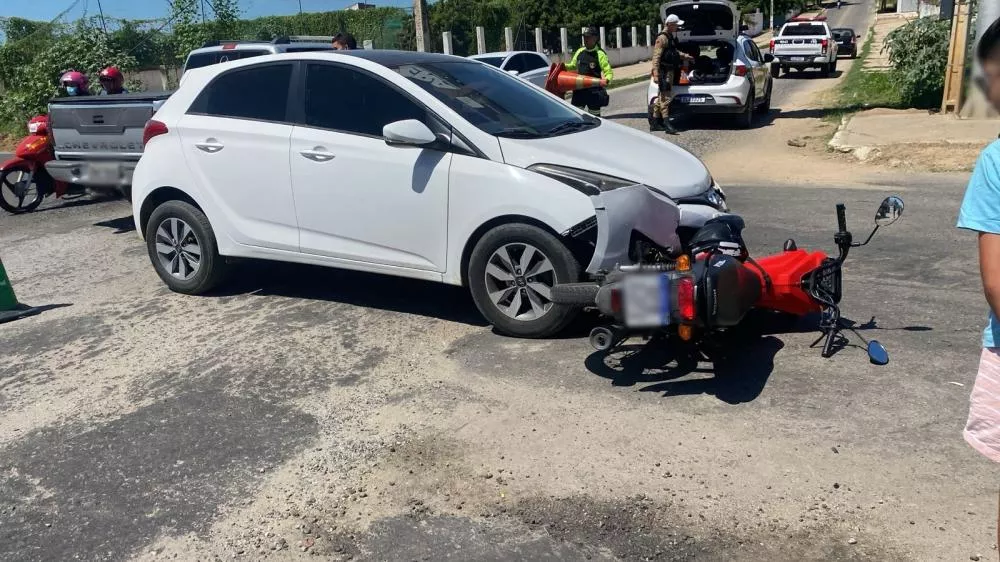 Colisão entre carro e moto deixa mulher ferida em cruzamento no bairro Liberdade, em Patos