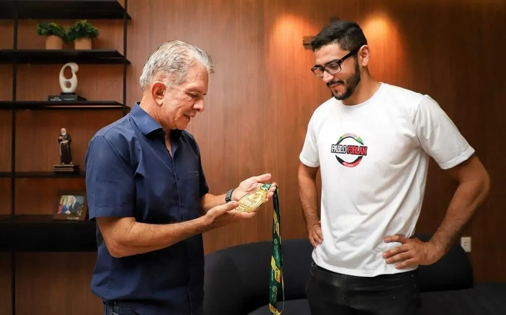Prefeito de Patos, Nabor Wanderley, recebe o campeão brasileiro de Jiu-Jitsu 2025, Alef Silva