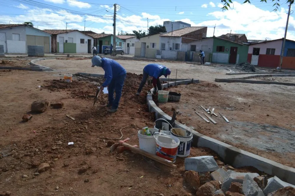 SEINFRA realiza manutenção na iluminação pública, limpeza urbana e segue com obras em Patos