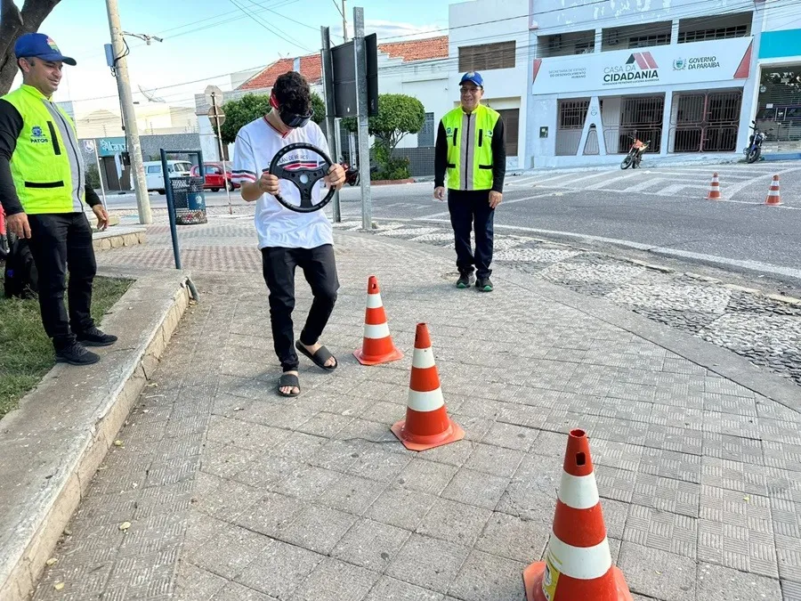 STTRANS realiza blitz educativa em parceria com a Maravilha Motos durante o Maio Amarelo