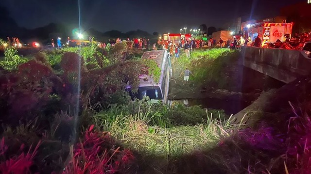 Acidente com ônibus que caiu em ribanceira na Grande Fortaleza deixou seis pessoas em estado grave