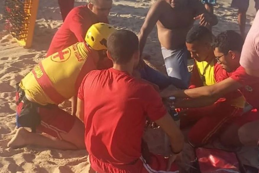 Bombeiros resgatam homem que quase se afogou no mar da praia do Cabo Branco