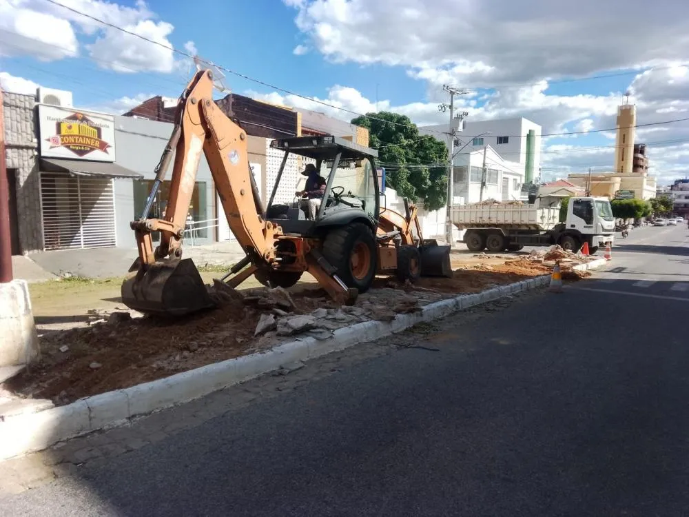 Prefeitura de Patos intensifica ações da SEINFRA em diversos pontos da cidade nesta Segunda-feira (12)