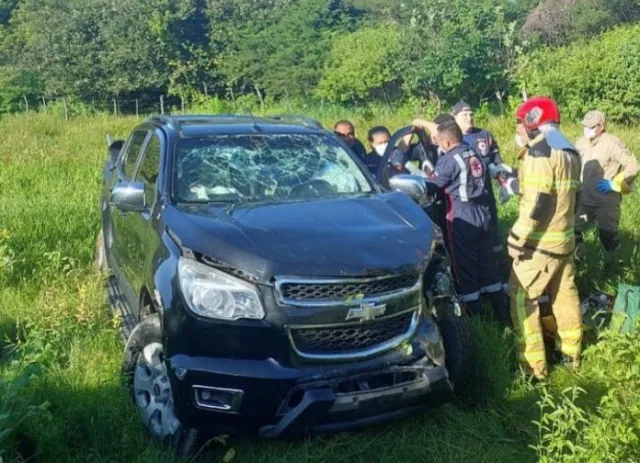 Motorista fica ferido após perder controle de caminhonete e carro cair em ribanceira, em Pombal