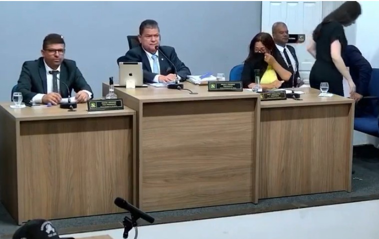 Sessão de câmara municipal é suspensa por causa de “pum fedorento” – VEJA O VÍDEO