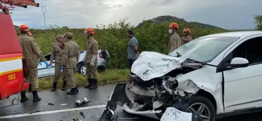 Uma pessoa morre e quatro ficam feridas após dois carros colidirem frontalmente na manhã deste domingo(25) na BR-230 em Patos