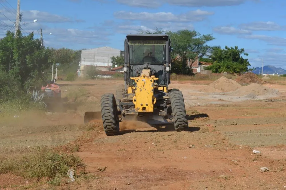 Prefeitura de Patos realiza serviço de terraplanagem no bairro Sete Casas e melhora mobilidade urbana 