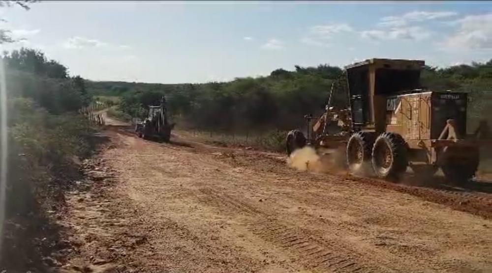 Prefeitura de Cacimba de Areia recupera estradas vicinais em benefícios das comunidades