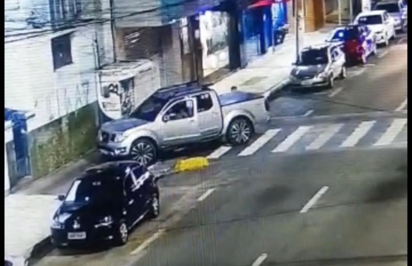 Câmera flagra motorista estacionando sobre faixa de pedestre e em cima de calçada no centro de Patos – Veja vídeo!