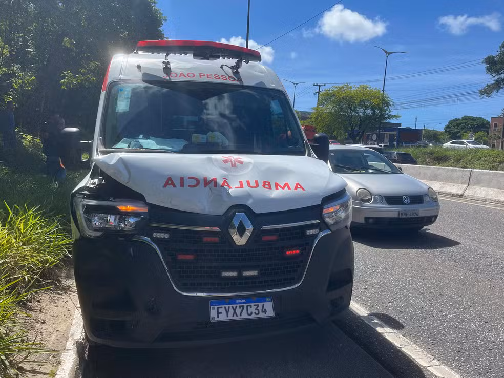 Equipe do SAMU é socorrida após ambulância se envolver em acidente na BR-230, em João Pessoa