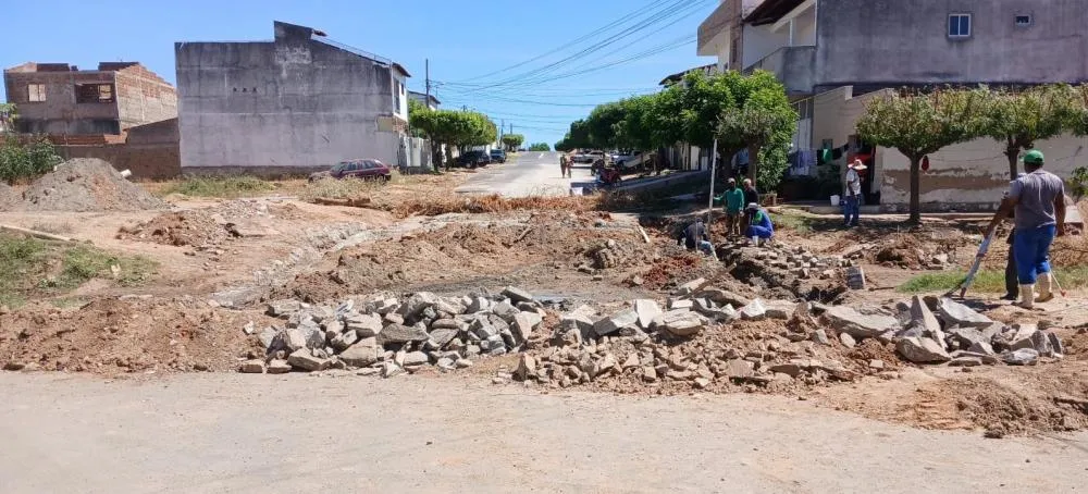  Rua Severino Soares recebe melhorias com conclusão de pavimentação e início da obra da passagem molhada