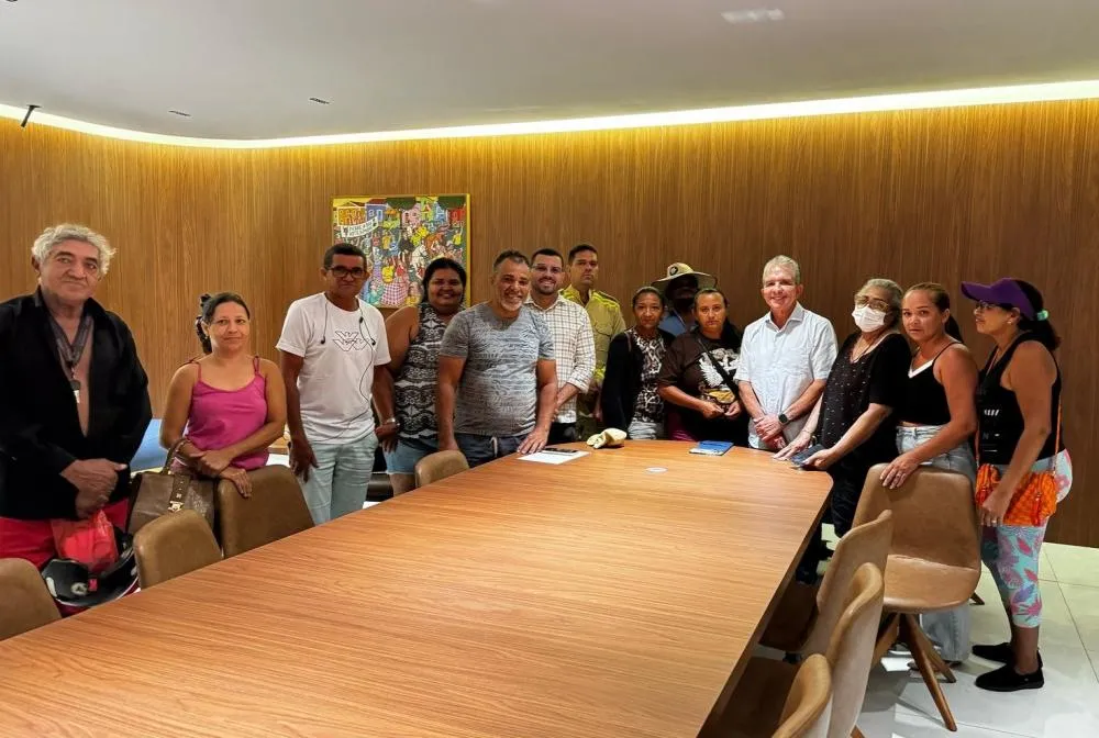 Prefeito de Patos atende reivindicações de ambulantes e reunião termina em clima de forró