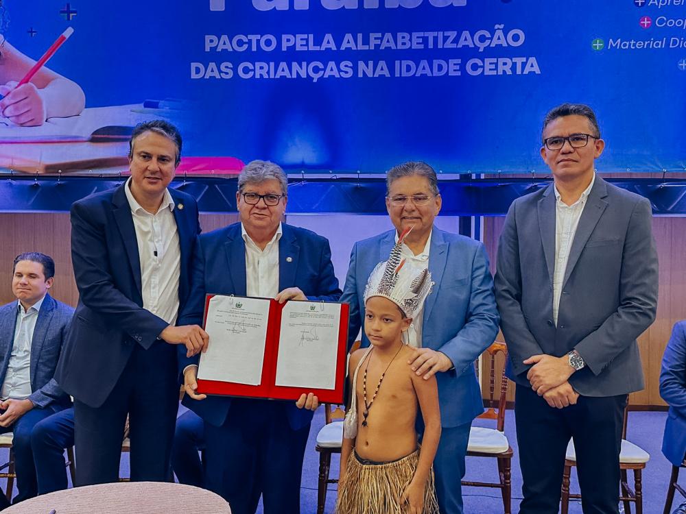 Adriano prestigia lançamento de programa Alfabetiza Mais Paraíba ao lado de João Azevêdo e do ministro da Educação