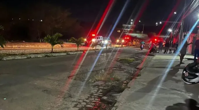 Jovem de 27 anos, com bebê nos braços, é alvejado a tiros na noite desta segunda-feira, em Patos