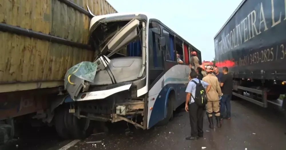 Grave acidente envolvendo caminhão e ônibus na BR-230 deixa um morto e mais de 25 feridos