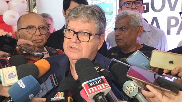 João anuncia reajuste de 80% nos salários dos professores contratados