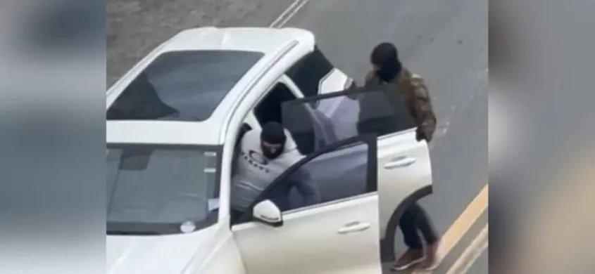 Bandidos roubam carro de mulher e fogem após ataque a carro-forte em Campina - video 