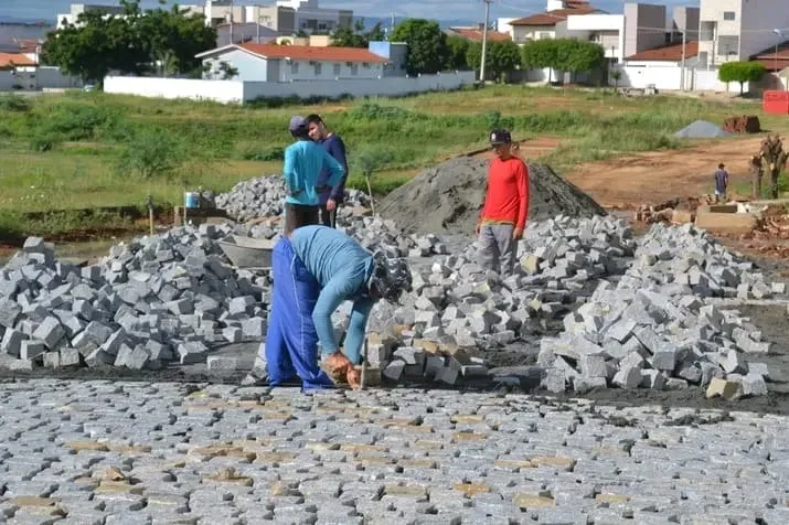 Calçamento, iluminação, passagem molhada e limpeza urbana fazem parte da agenda da SEINFRA de Patos