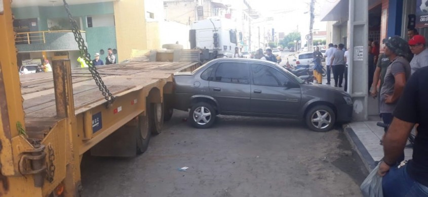 vMotorista faz manobra mal feita e carreta esmaga veículo contra poste no Centro de Patos