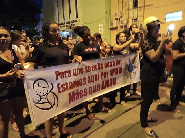 Mães e filhos protestam em frente à Câmara de Cajazeiras por melhoria no pronto atendimento de crianças