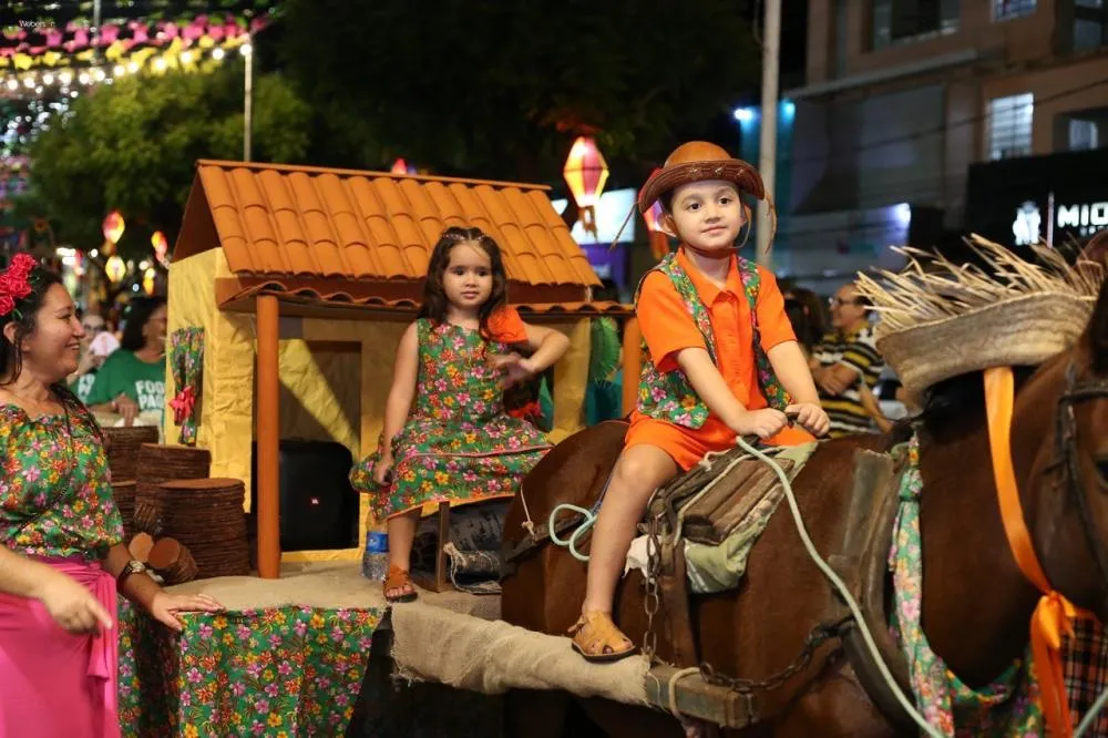 Passeio de Carroças 2025 encanta Patos com lição de ecologia e cultura popular