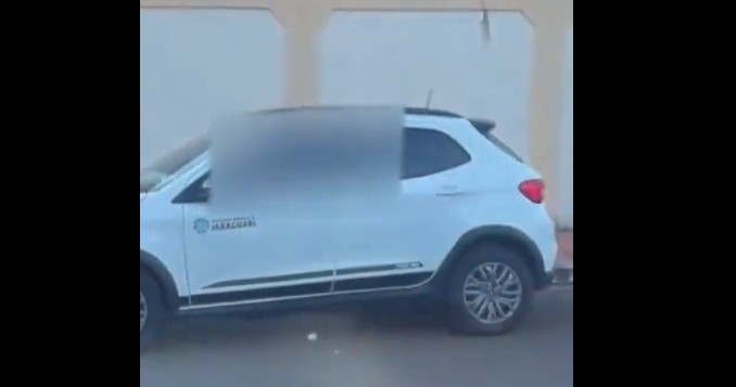 Secretário é exonerado após ser flagrado aos beijos em carro público – VEJA VÍDEO
