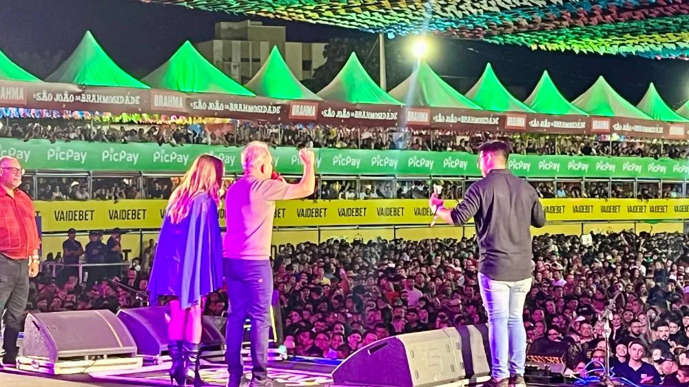 Prefeito Nabor anuncia Festival da Galinha durante quarta noite do São João de Patos