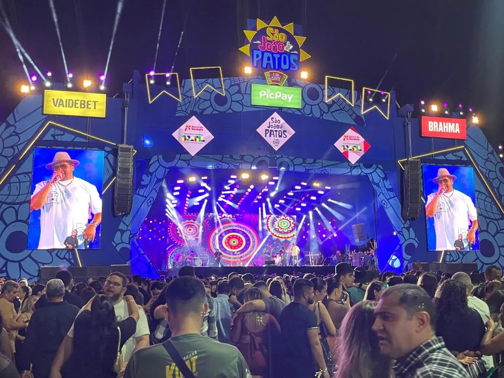 Terreiro do Forró lotado marca a quarta noite do São João de Patos com emoção, romantismo e muito forró
