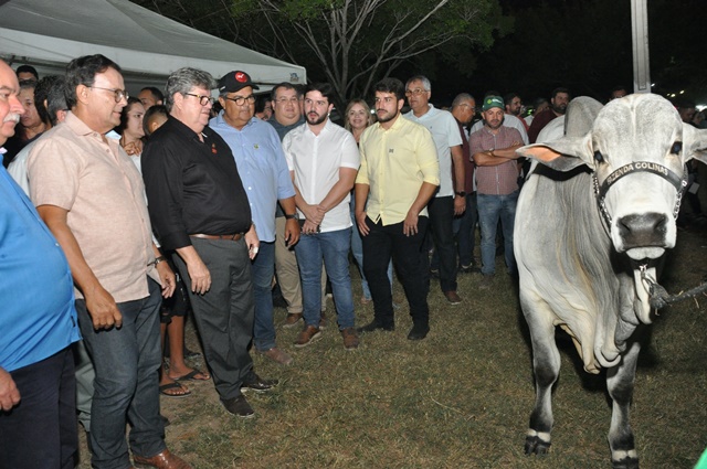 João Azevêdo visita 53ª Expapi em Campina Grande e destaca incentivo à agricultura familiar e ao agronegócio