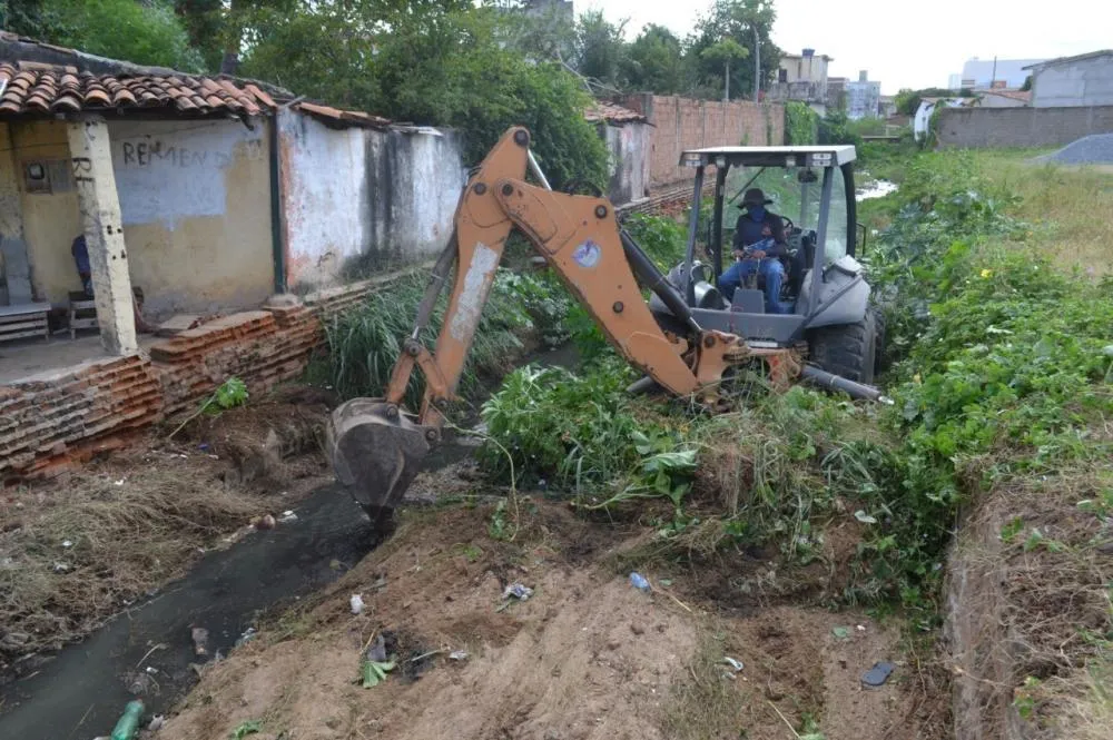 SEINFRA realiza ações de limpeza e manutenção em diversos bairros de Patos