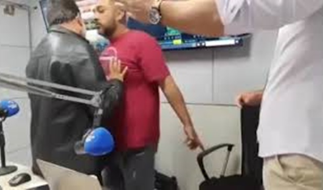 Homem invade estúdio de rádio e agride jornalistas durante programa ao vivo