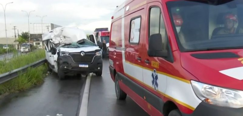 Van do TFD- (Transporte Fora de Domicílio) de Santana dos Garotes se envolve em acidente na capital paraibana