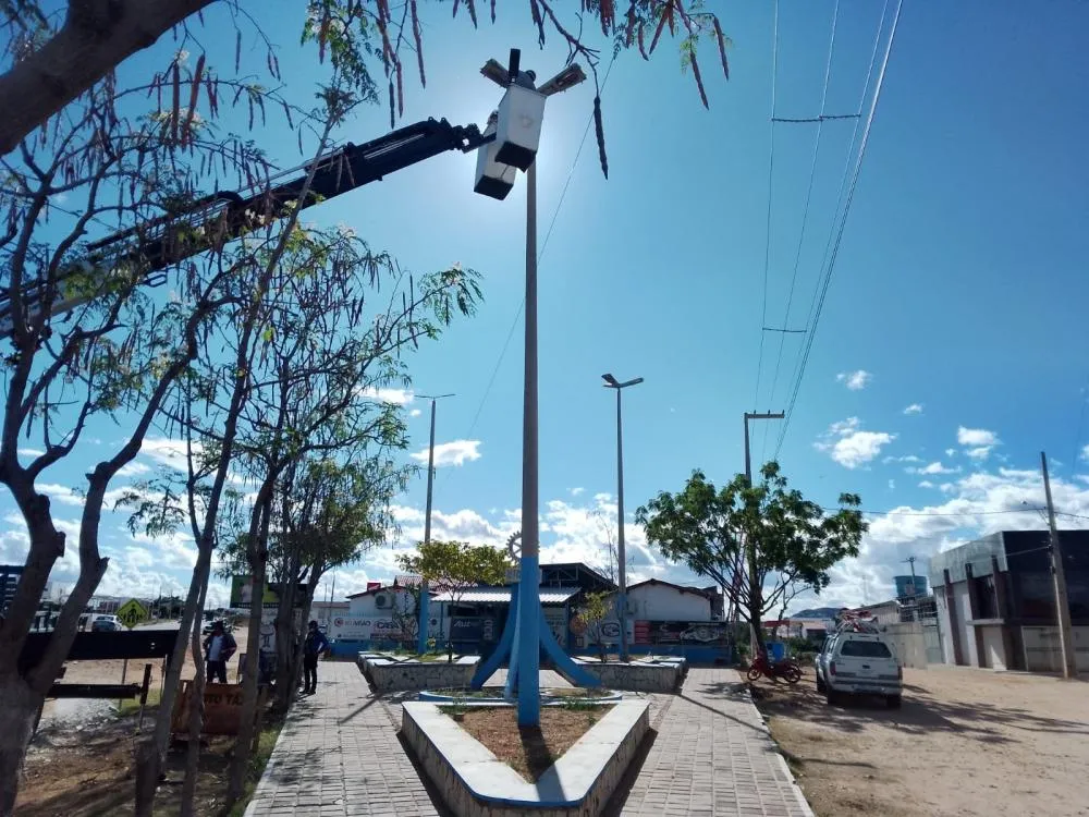 Seinfra realiza série de ações de limpeza e modernização da iluminação pública em bairros de Patos
